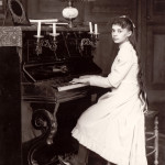 Elisabeth_de_la_Trinité_jouant_du_piano[1]